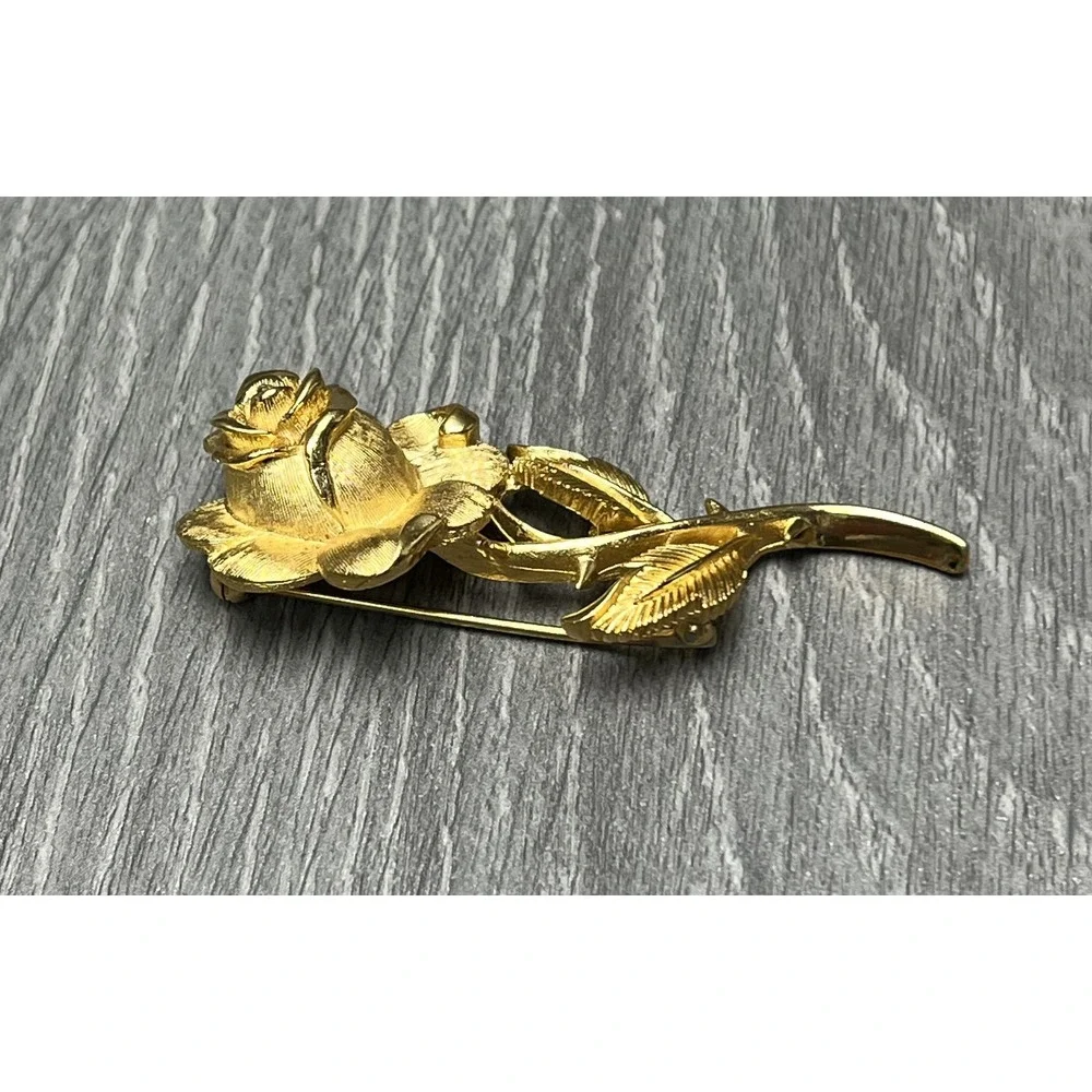 Vintage TRIFARI Gold Tone‎ Rose Flower Stem Brooch Pin Brushed Finish Floral